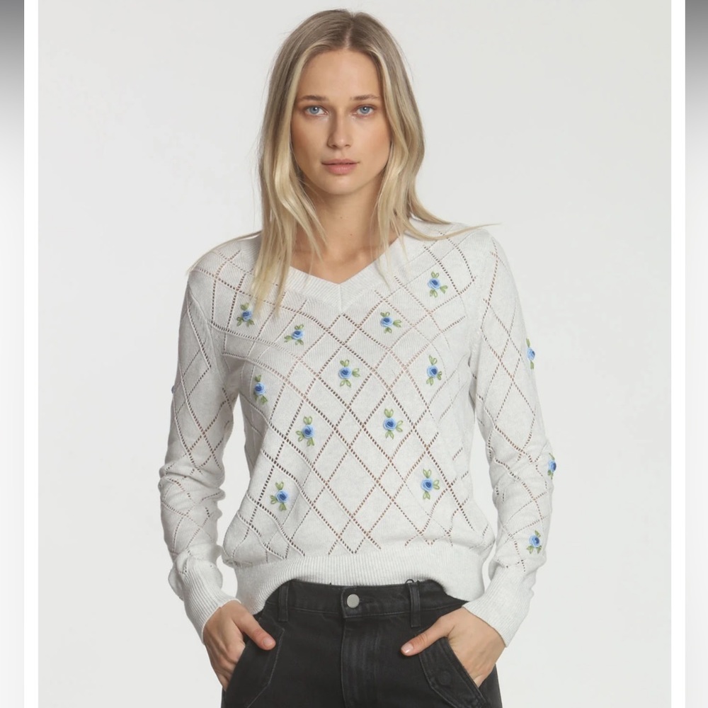 Label+ Thread Lily Rose Vee - Snow Blue Flowers Sweater sz XS